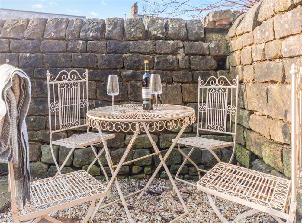 Sitting-out-area at Stone Millworkers Cottage in Belper, Derbyshire