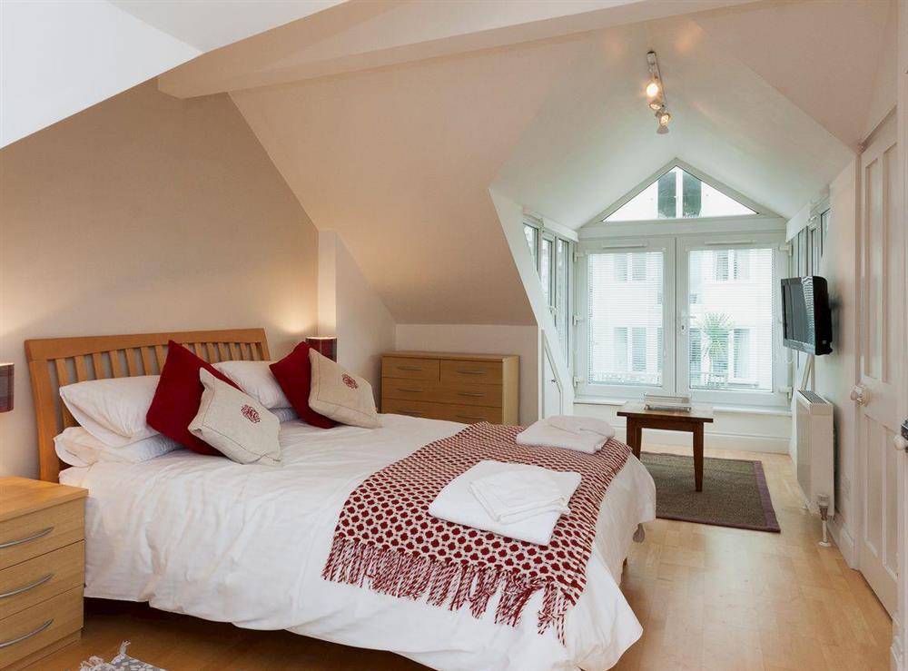 Super kingsize bedroom with en-suite shower room at Stonehouse in Salcombe, Devon