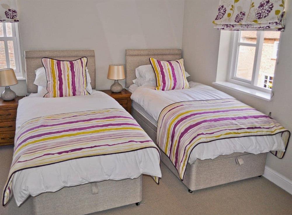 Twin bedroom at Stonemasons Cottage in Tewkesbury, Gloucestershire