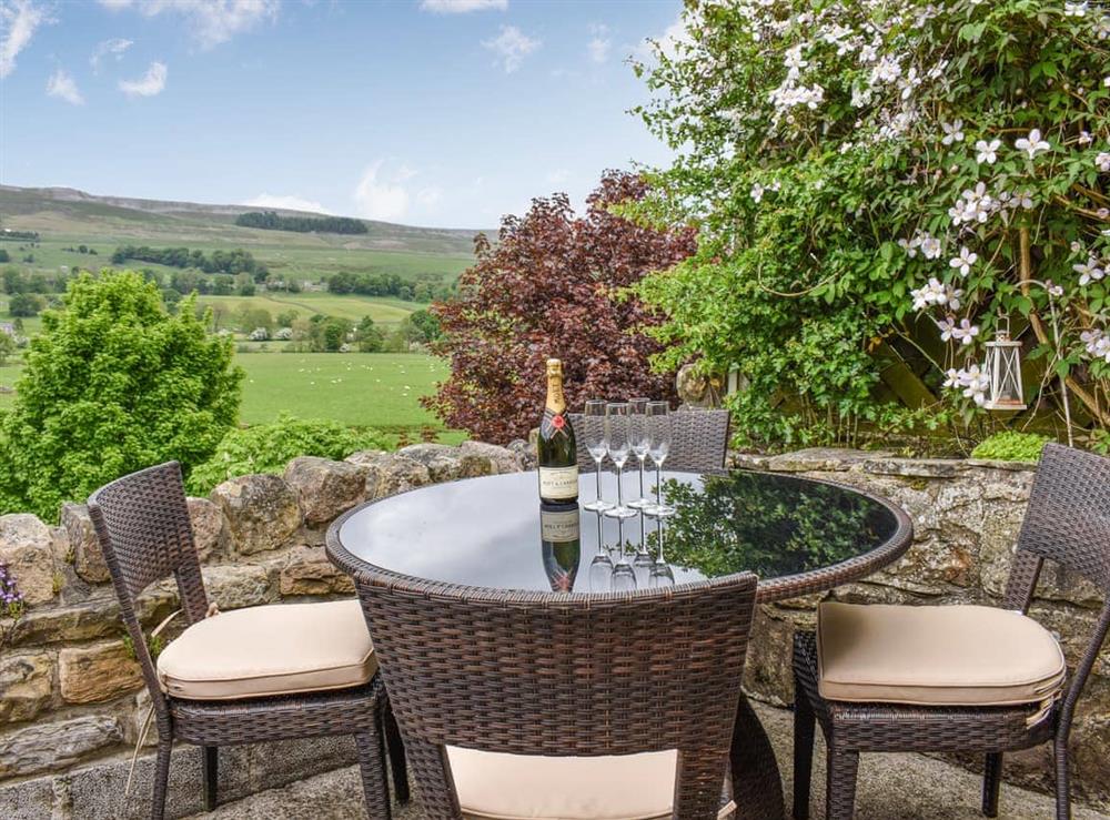 Sitting-out-area at Stoney End Cottage in Worton, near Leyburn, North Yorkshire