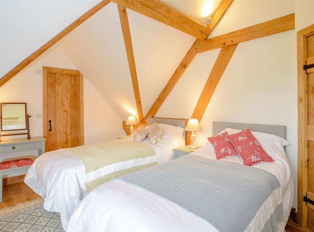 Second en-suite bedroom with zip-link king-size bed at Hares Furrow, 