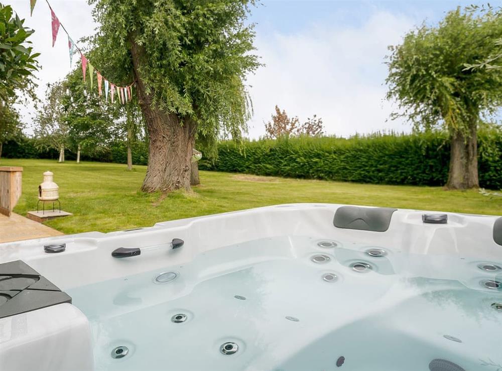 Hot tub at Under Willows, 