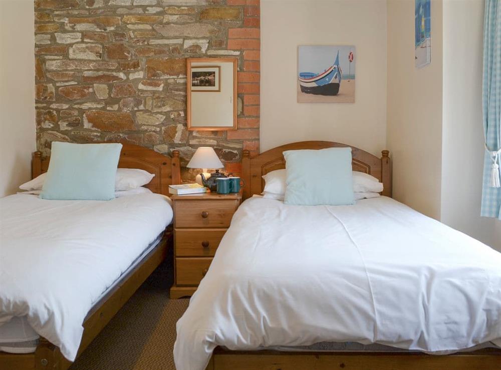 Light and airy twin bedroom at Warren Cottage, 