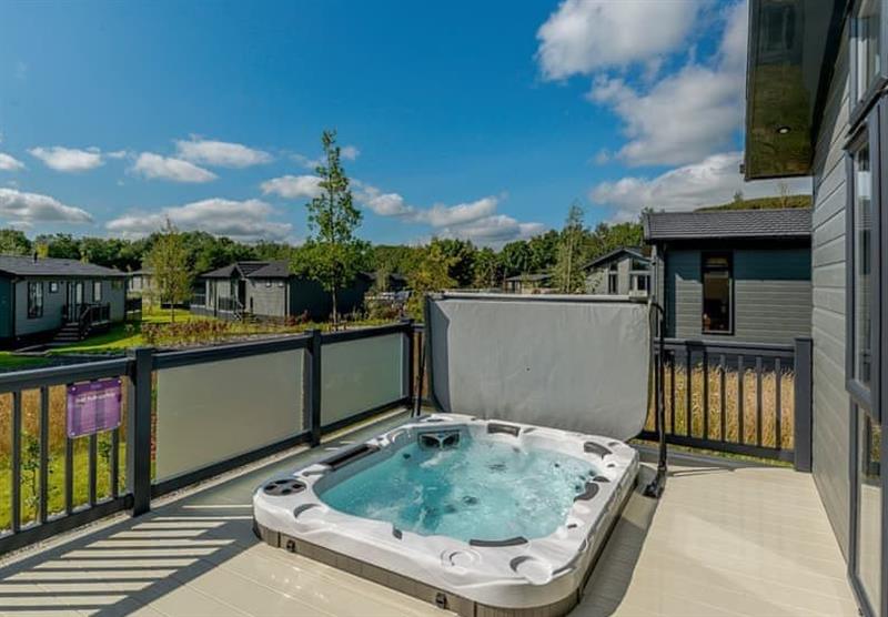 Hot tub in the Oxhill Lodge Premier at Stratford Upon Avon Lodge Retreat in Snitterfield, Stratford Upon Avon