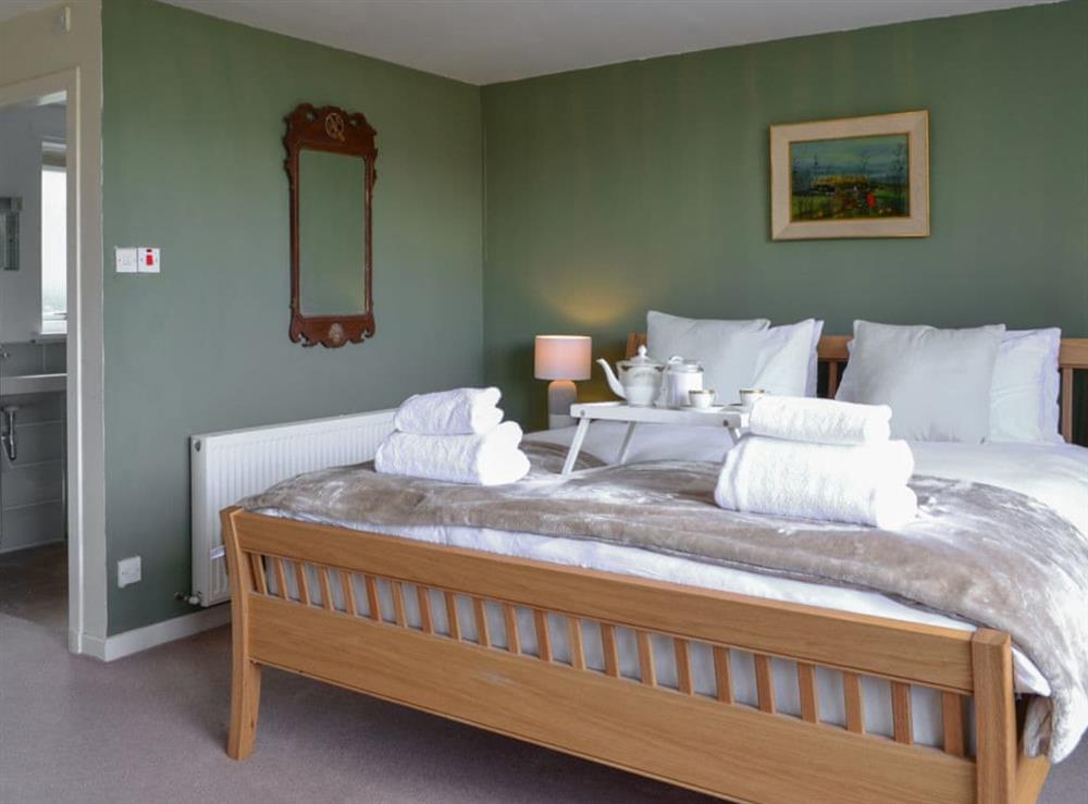 Double bedroom with en-suite at Strathcashel Cottage in Rowardennan, near Balamaha, Lanarkshire