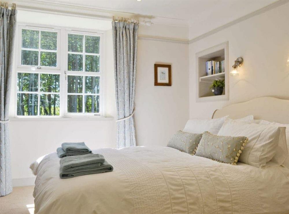 Beautiful double bedroom with 5ft bed and en-suite at Curlew Cottage, 