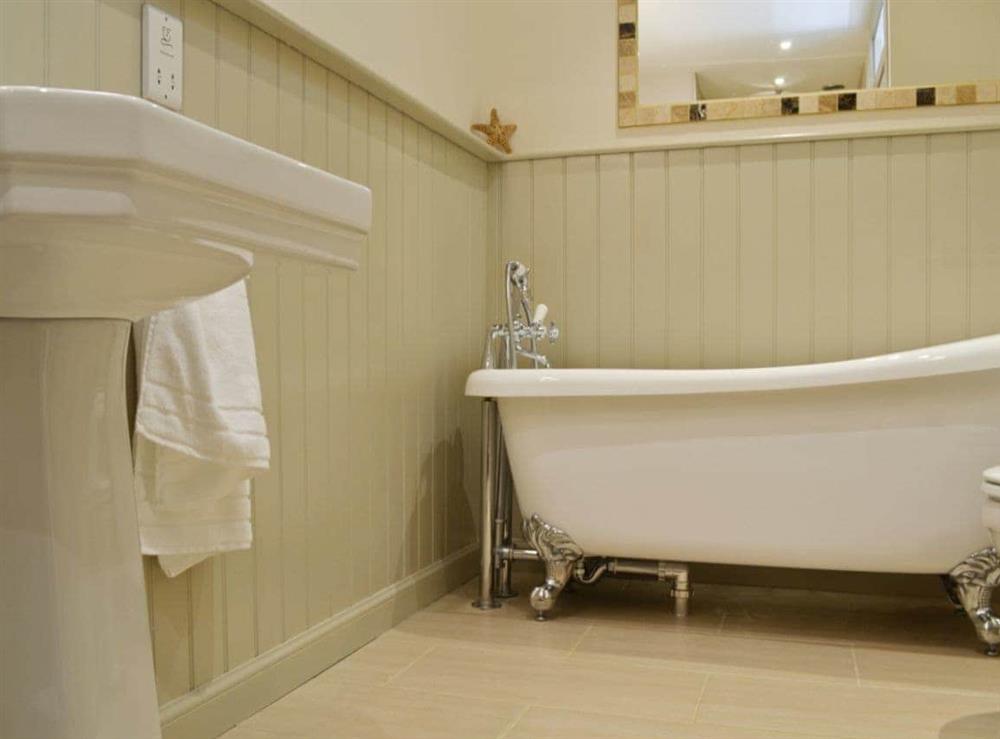Roll top slipper bath in the en-suite at Curlew Cottage, 
