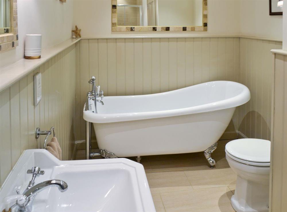 Stylish en-suite bathroom at Curlew Cottage, 