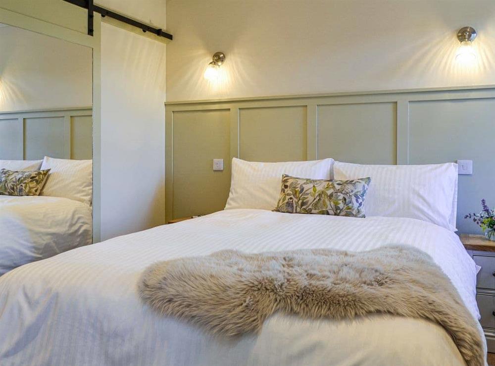 Double bedroom at Kingfisher Cottage, 