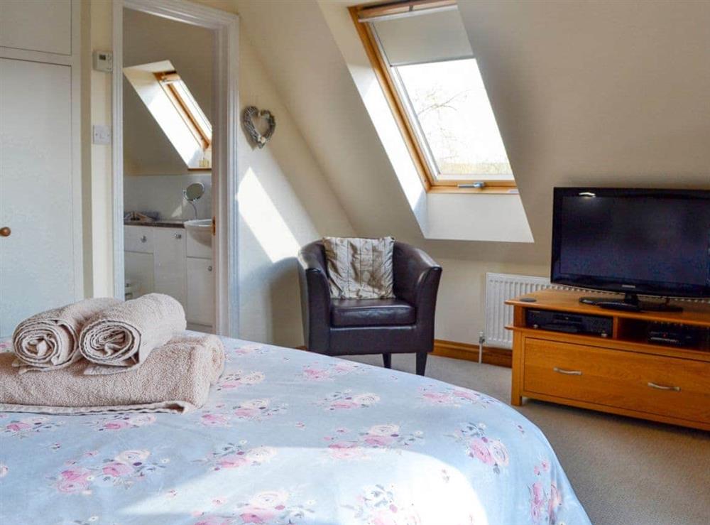 Double bedroom with en-suite at Stratton Mill in Cirencester, Gloucester., Gloucestershire