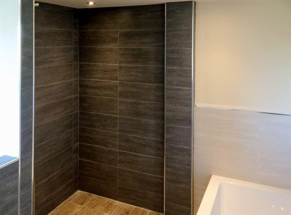 Luxurious en-suite bathroom at Strawberry Hill View in Alnwick, Northumberland