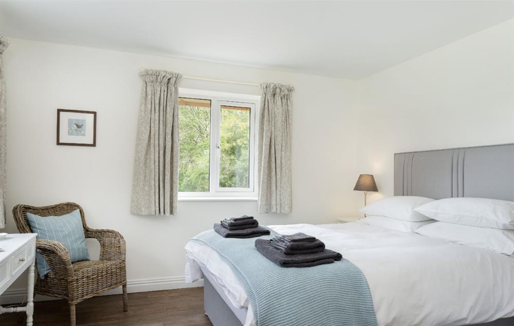 Bedroom with king size bed and an en-suite shower room at Strawberry Lodge, Billesdon