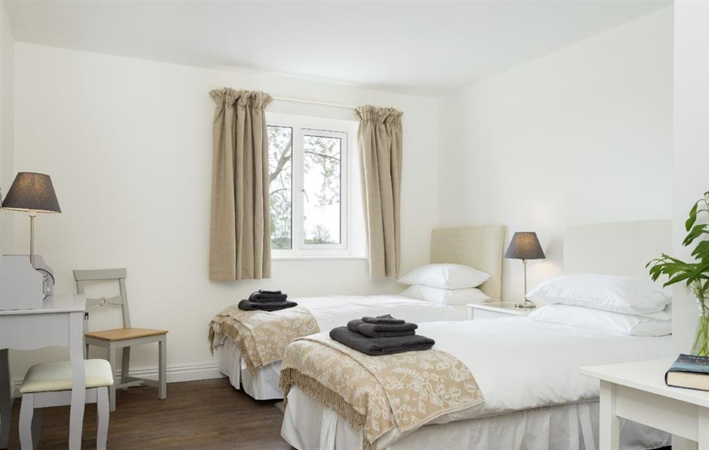 Bedroom with twin beds and an en-suite shower room at Strawberry Lodge, Billesdon