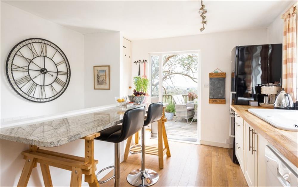 Kitchen with breakfast bar at Struan in South Brent