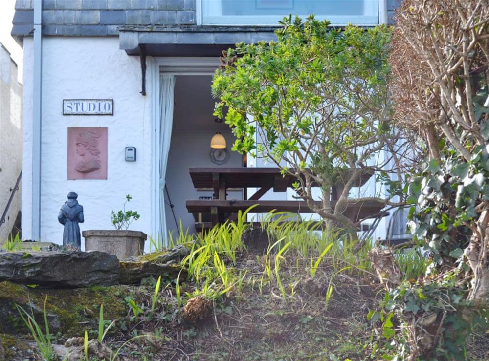 Delightful apartment perched high above the Atlantic coast at Studio Sea Urchin in Carbis Bay, near St Ives, Cornwall