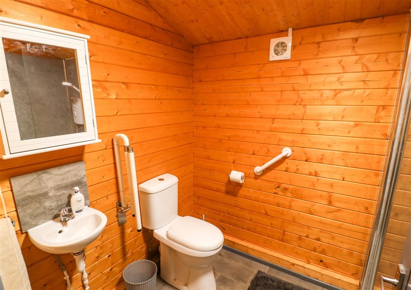 The bathroom at Stumps Cross Lodge, Upper Coscombe near Winchcombe