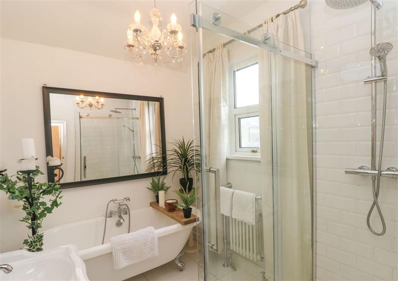 The bathroom at Stunning Large Victorian Townhouse, Cardiff