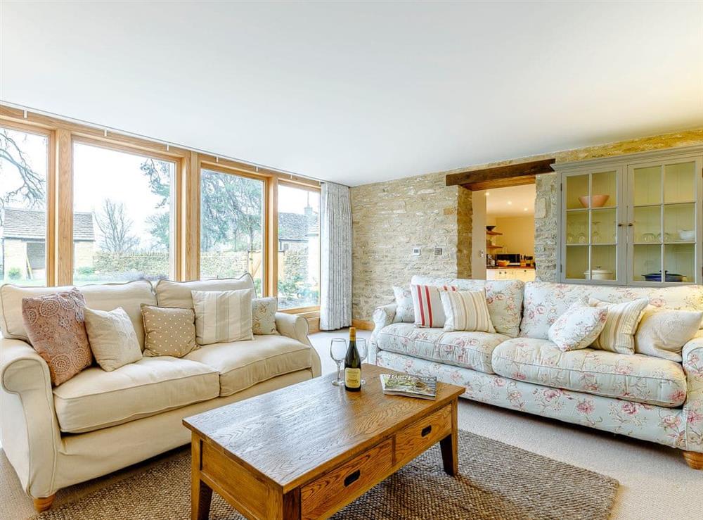 Light and airy living room (photo 4) at Summerhill Snug in Naunton, near Stow-on-the-Wold, Gloucestershire