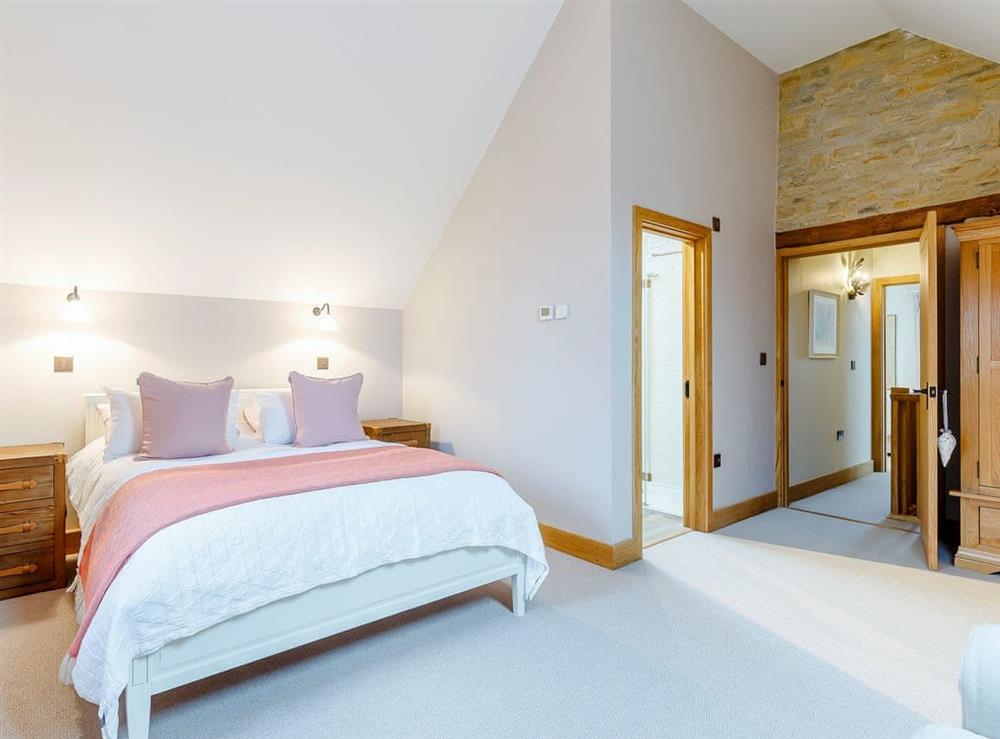 Luxurious double bedroom (photo 3) at Summerhill Snug in Naunton, near Stow-on-the-Wold, Gloucestershire