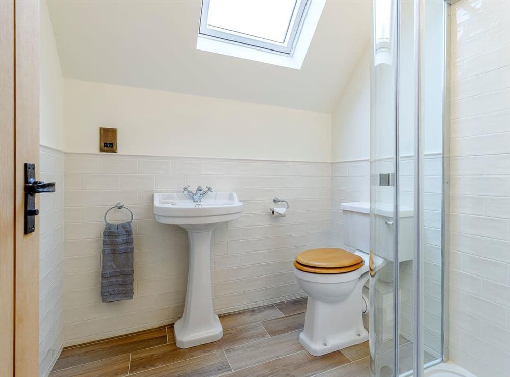 Modern en-suite (photo 2) at Summerhill Snug in Naunton, near Stow-on-the-Wold, Gloucestershire
