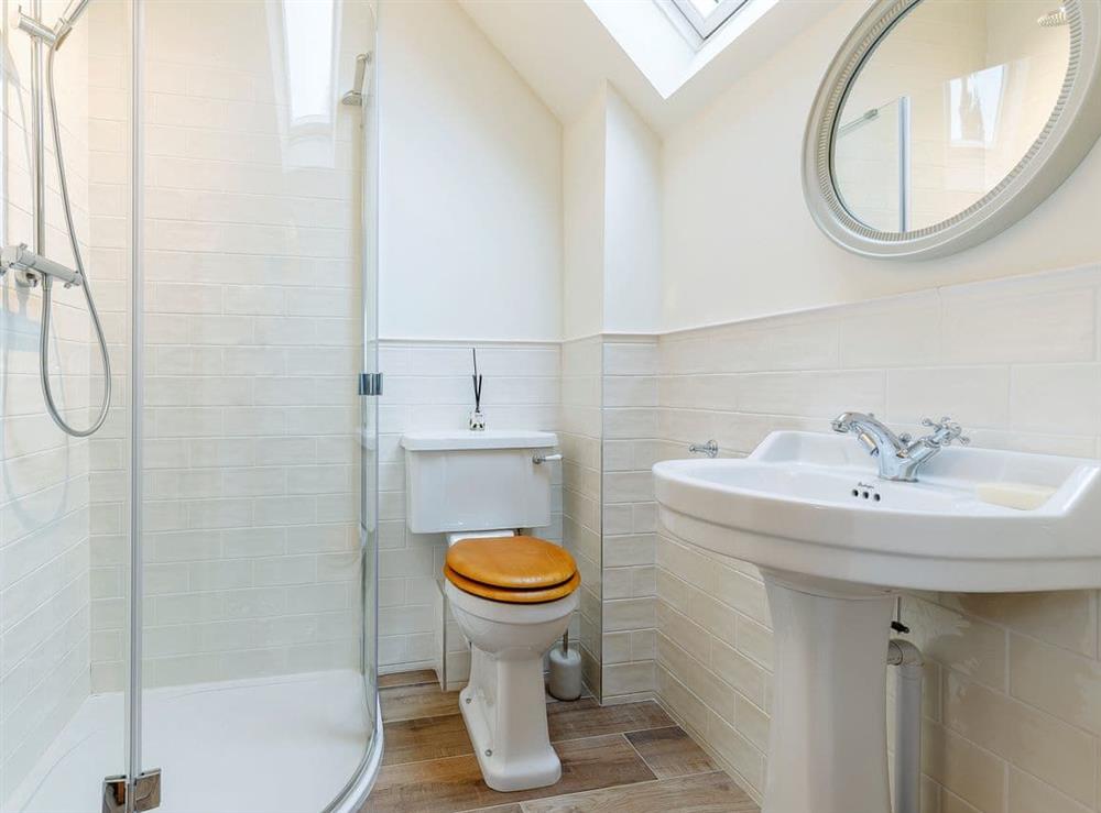 Modern en-suite at Summerhill Snug in Naunton, near Stow-on-the-Wold, Gloucestershire