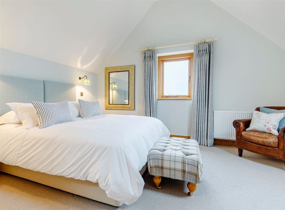 Sumptuous double bedroom (photo 2) at Summerhill Snug in Naunton, near Stow-on-the-Wold, Gloucestershire