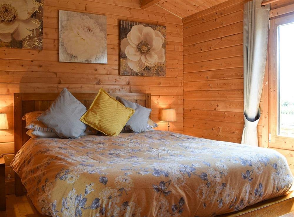 Double bedroom with kingsize bed at Robin Lodge, 