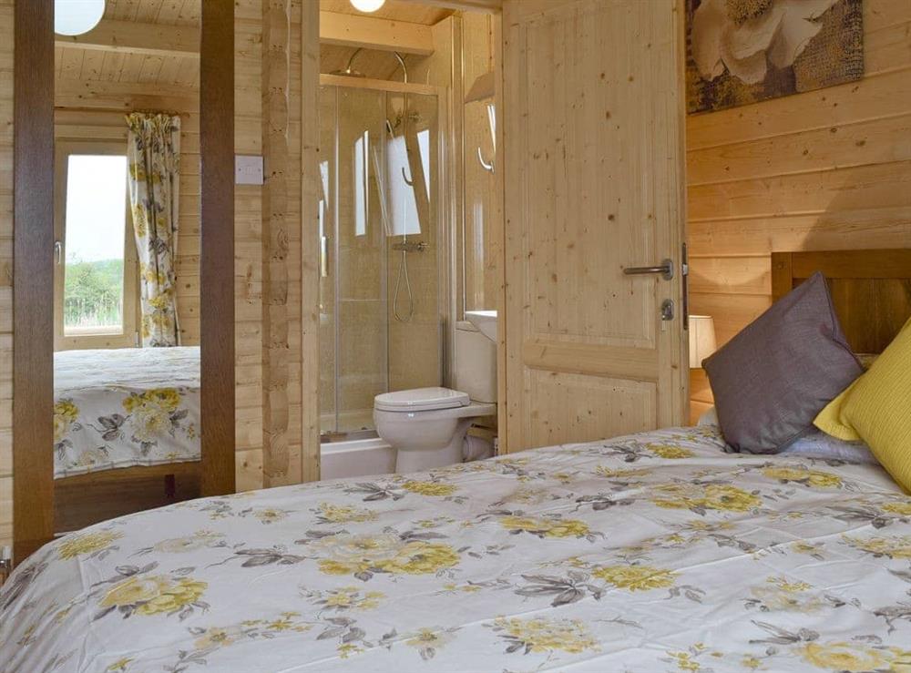 Double bedroom with kingsized bed and en-suite shower room at Robin Lodge, 