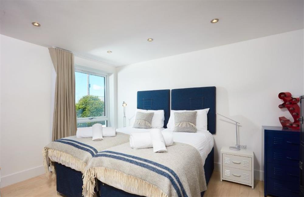 Sundown, Cornwall: Bedroom four on the ground floor with a twin single beds which can be a king-size bed on request