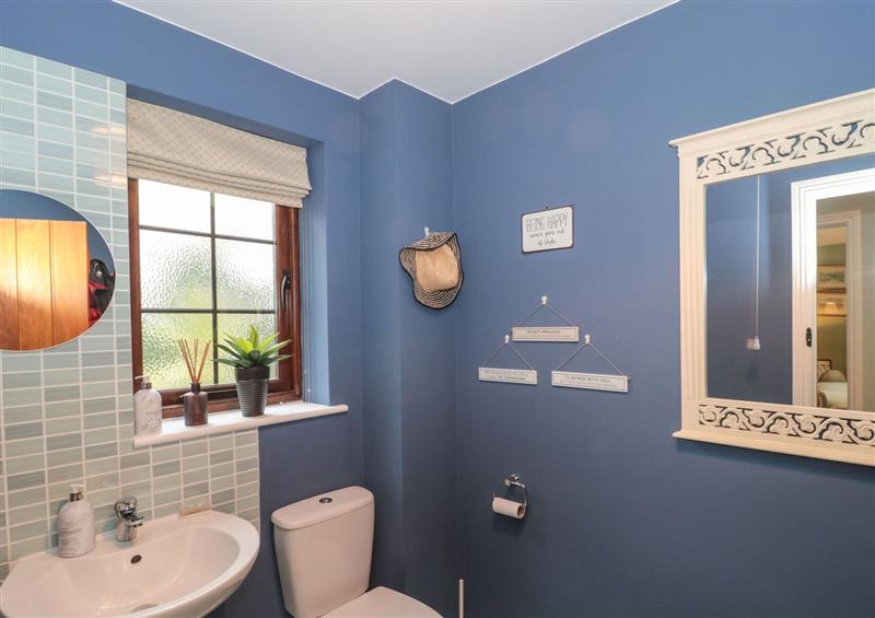 Bathroom at Sundowner Cottage, Axminster