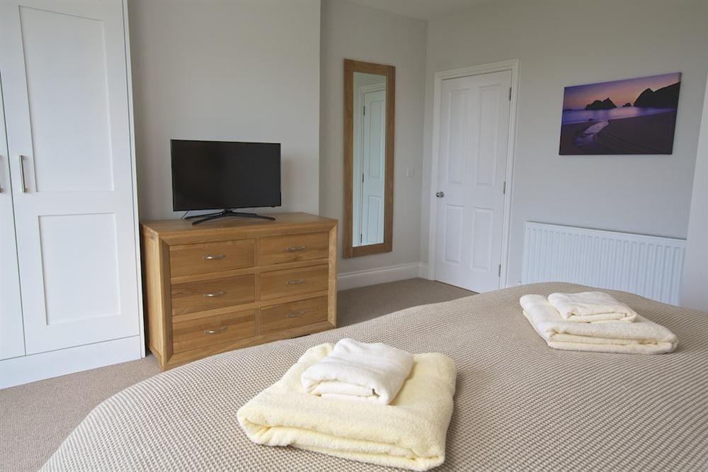 A second, spacious super-King-size bedroom with en suite bathroom at Sundowners in , Salcombe