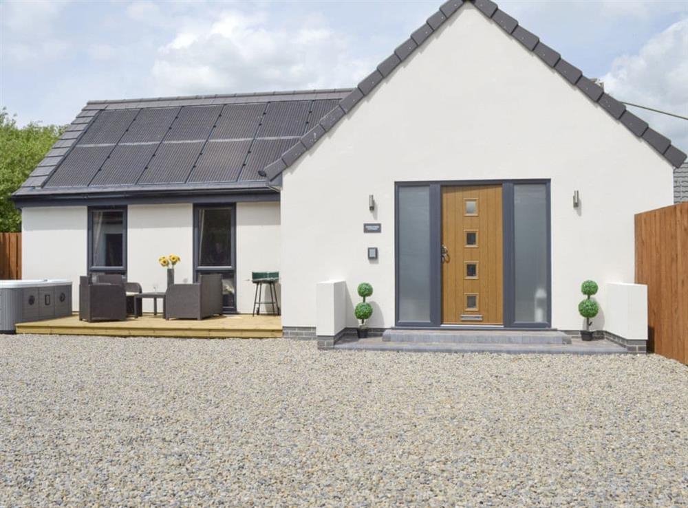 Contemporary single-storey detached holiday home at Sunflower Cottage in Strensall, near York, North Yorkshire