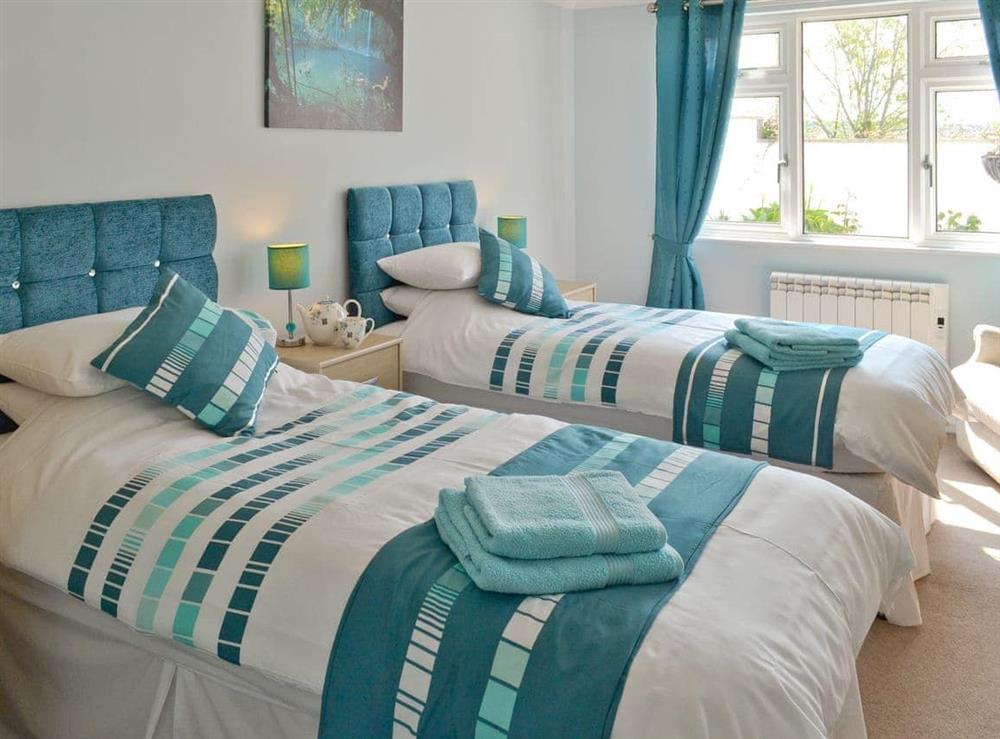 Relaxing twin bedroom at Sunny Bank in Bude, Cornwall