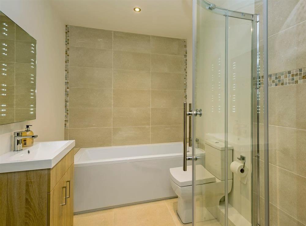 Modern style bathroom (photo 2) at Sunnybank in Coltishall, near Wroxham, Norfolk, England