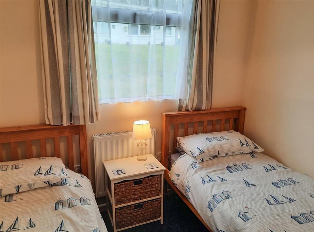 Twin bedroom at Sunnydaze Chalet in Dartmouth, Devon