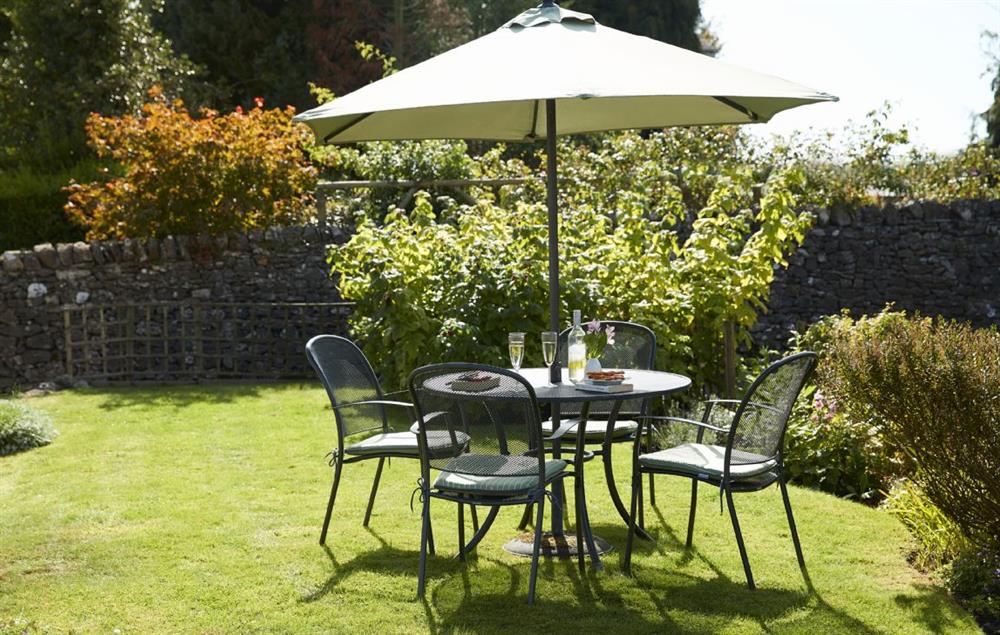 Beautiful lawn with garden table at Sunnylea Cottage, Great Longstone