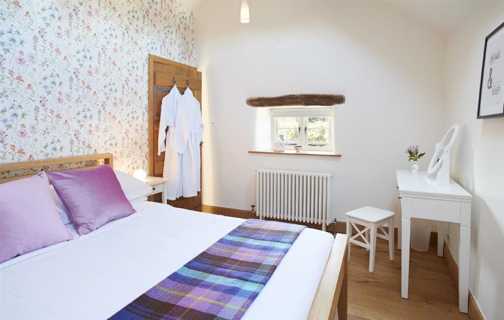 Double bedroom with 5’ king-size bed and dressing table at Sunnylea Cottage, Great Longstone
