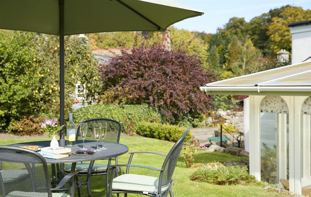 Lovely south-west facing garden with garden furniture and barbecue (photo 2) at Sunnylea Cottage, Great Longstone