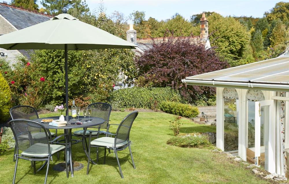 Lovely south-west facing garden with garden furniture and barbecue at Sunnylea Cottage, Great Longstone
