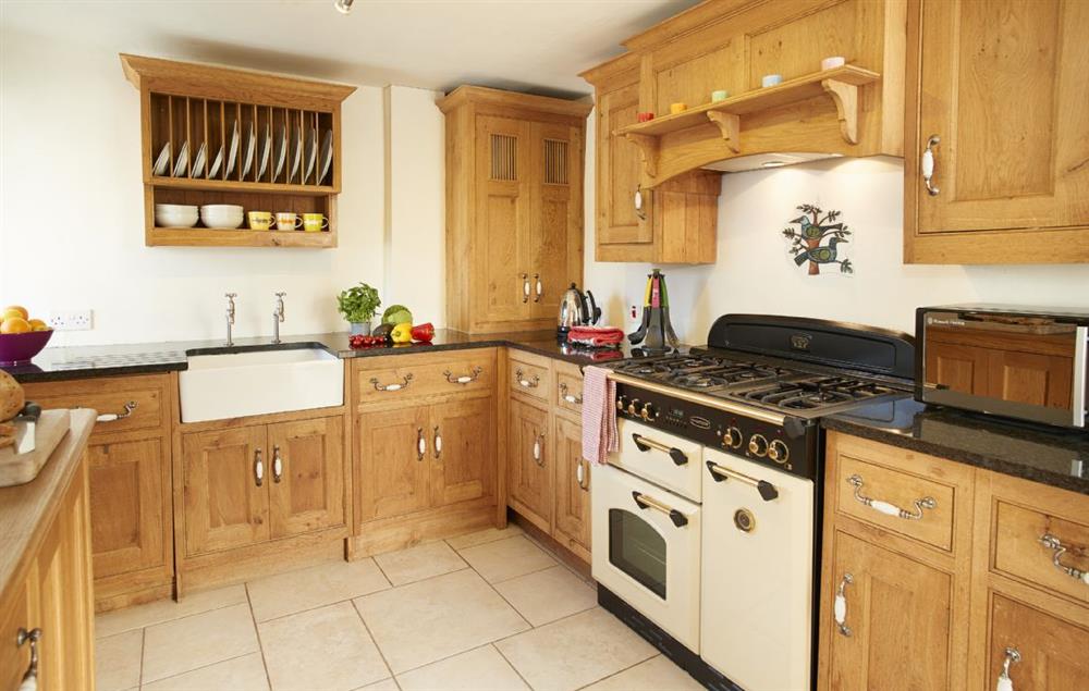 Spacious and fully equipped kitchen at Sunnylea Cottage, Great Longstone