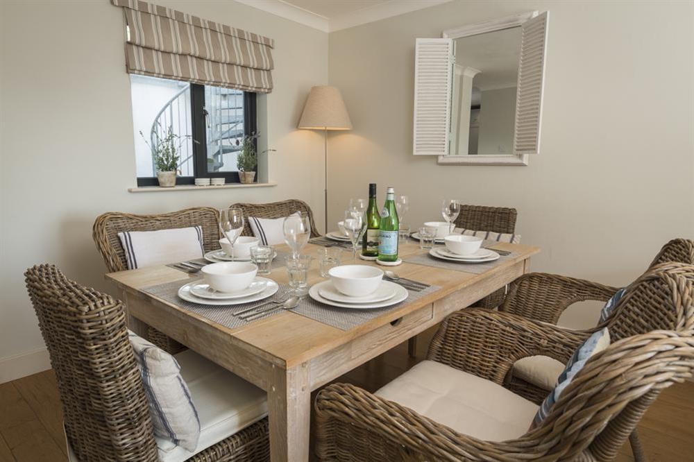 Dining table with seating for 6 people at Sunnylodge in , Salcombe