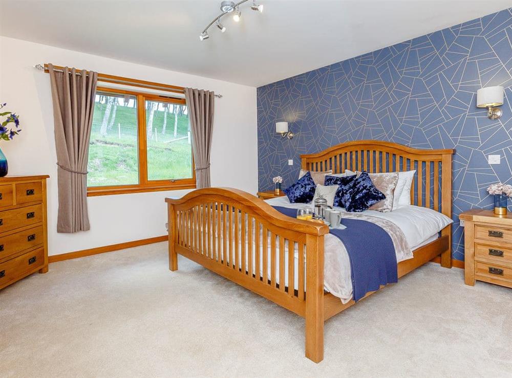 Relaxing double bedroom with en-suite at Sunnyside House in Carrbridge, near Aviemore, Inverness-Shire