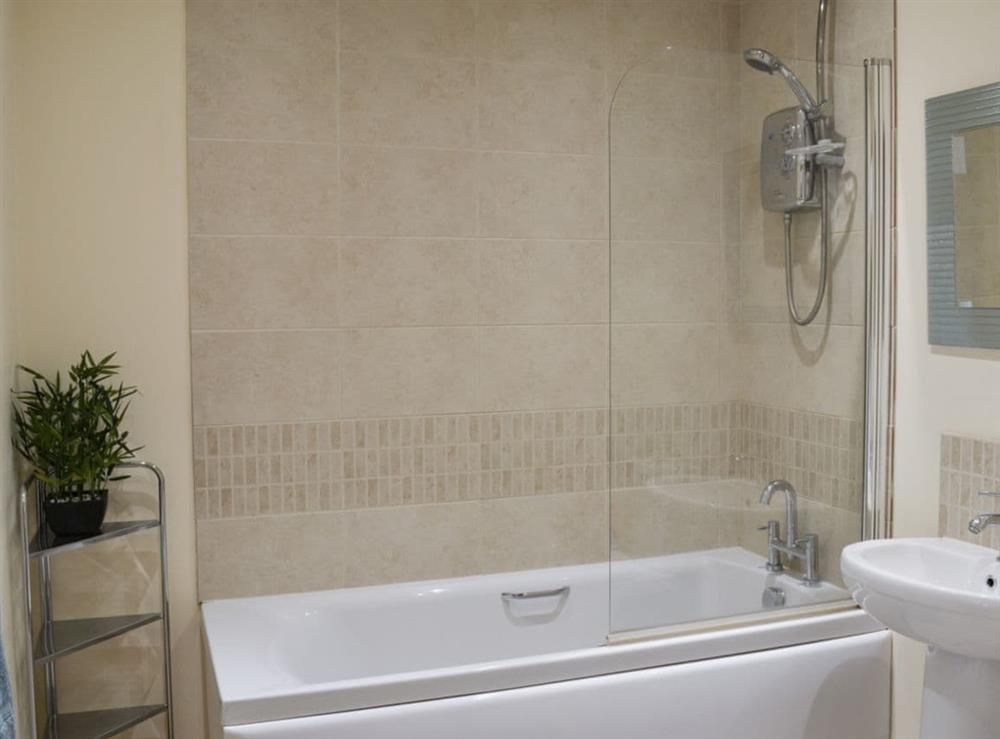 Bathroom at Sunnyside Lodge in Thorpe on the Hill, near Lincoln, Lincolnshire