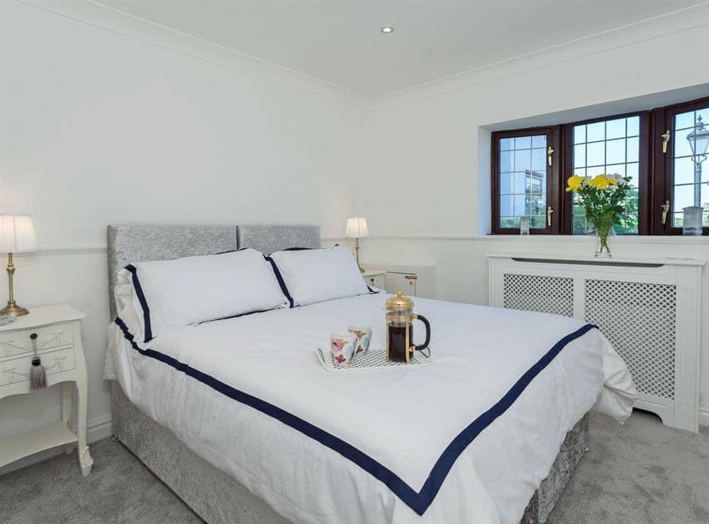 Light and airy double bedroom with en-suite at Sunset Cottage in Halsall, near Ormskirk, Lancashire