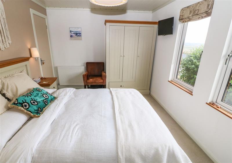 A bedroom in Sunstone Lodge (Garreg Haul Lodge) at Sunstone Lodge (Garreg Haul Lodge), Cilan near Abersoch