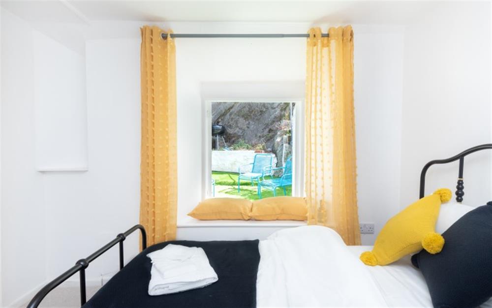 The twin bedroom with en-suite at Sunways Cottage in Polperro