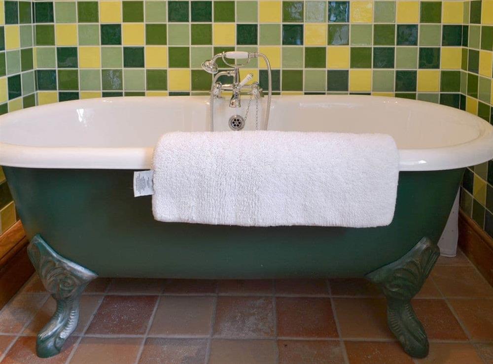 Characterful free-standing bath