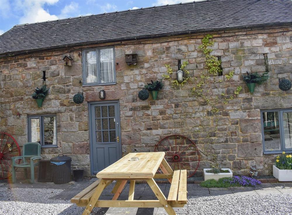 Outdoor eating area at Swallow Cottage in Leek, Staffordshire