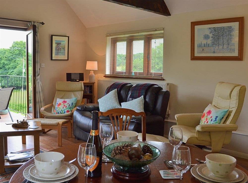 Living room with dining area at Swallow’s Barn in Ashburnham, Battle, E. Sussex., East Sussex