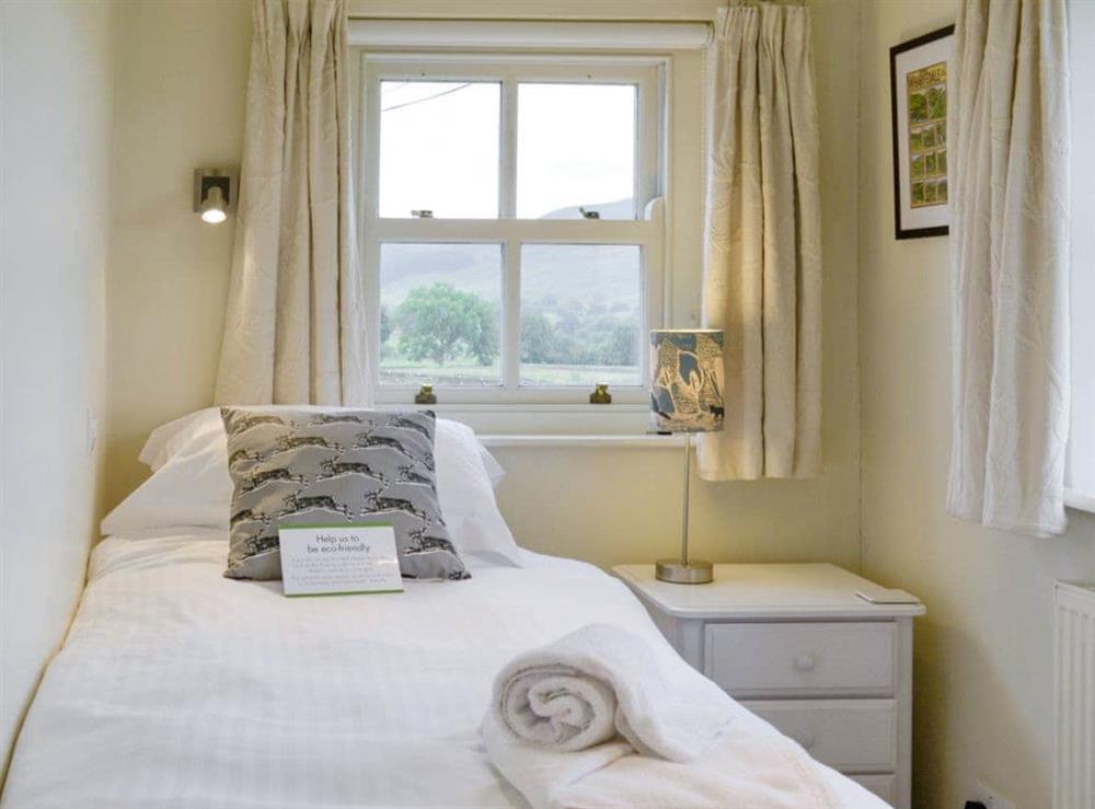 Dual aspect single bedroom at Swallows Nest in Hebden, near Grassington, North Yorkshire